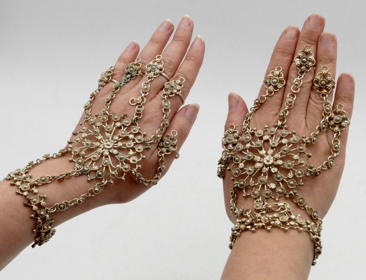 Pair Of Oriental Jewelry Or Hand Bracelets With Five Rings, 20th Century.-photo-3