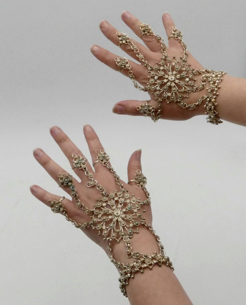 Paire De Bijoux Orientaux Ou Bracelets De Mains à Cinq Bagues, XX Siècle.