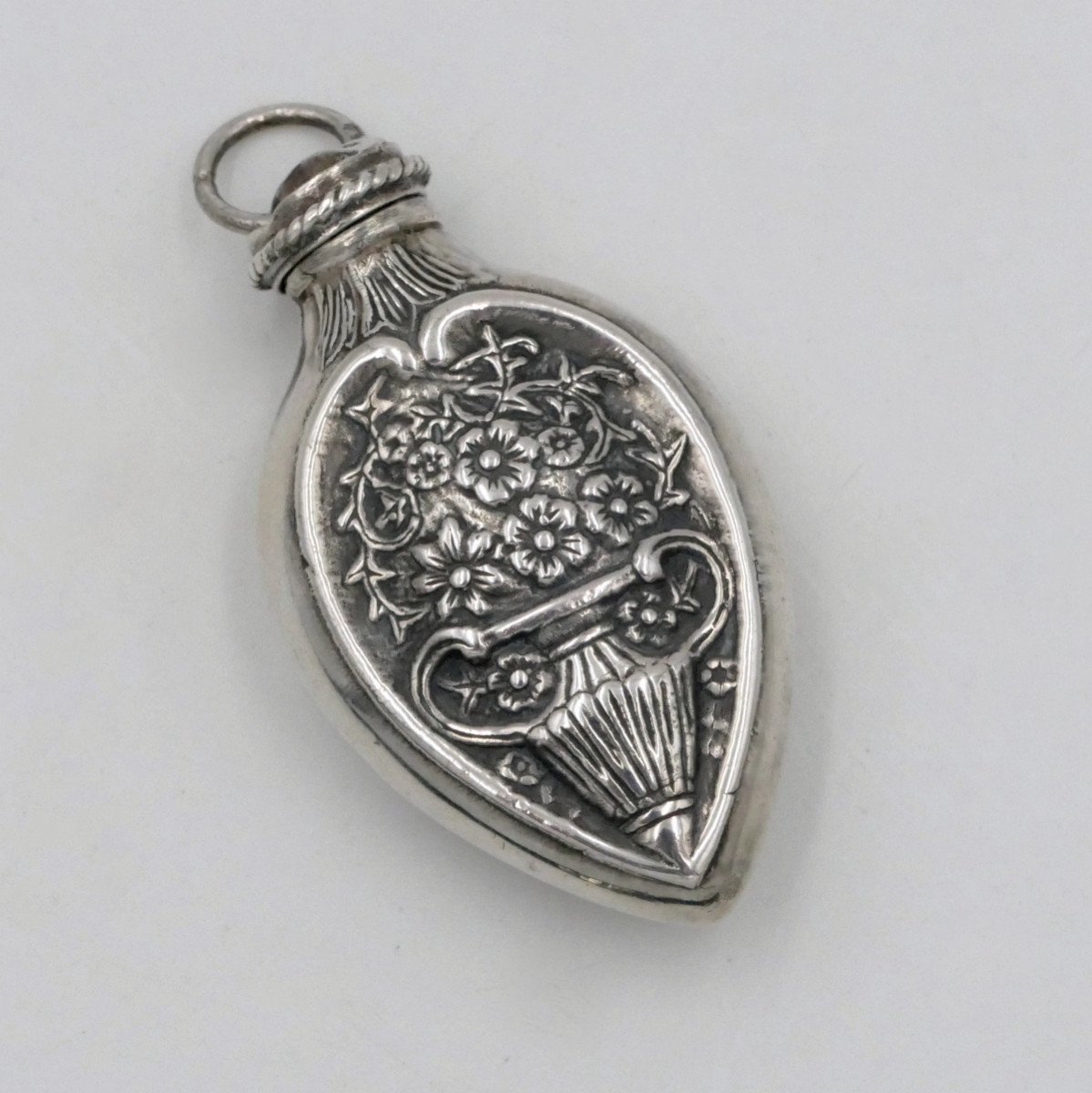 Flacon à Parfum Formant Pendentif, Argent Massif, Angleterre, Art Nouveau.