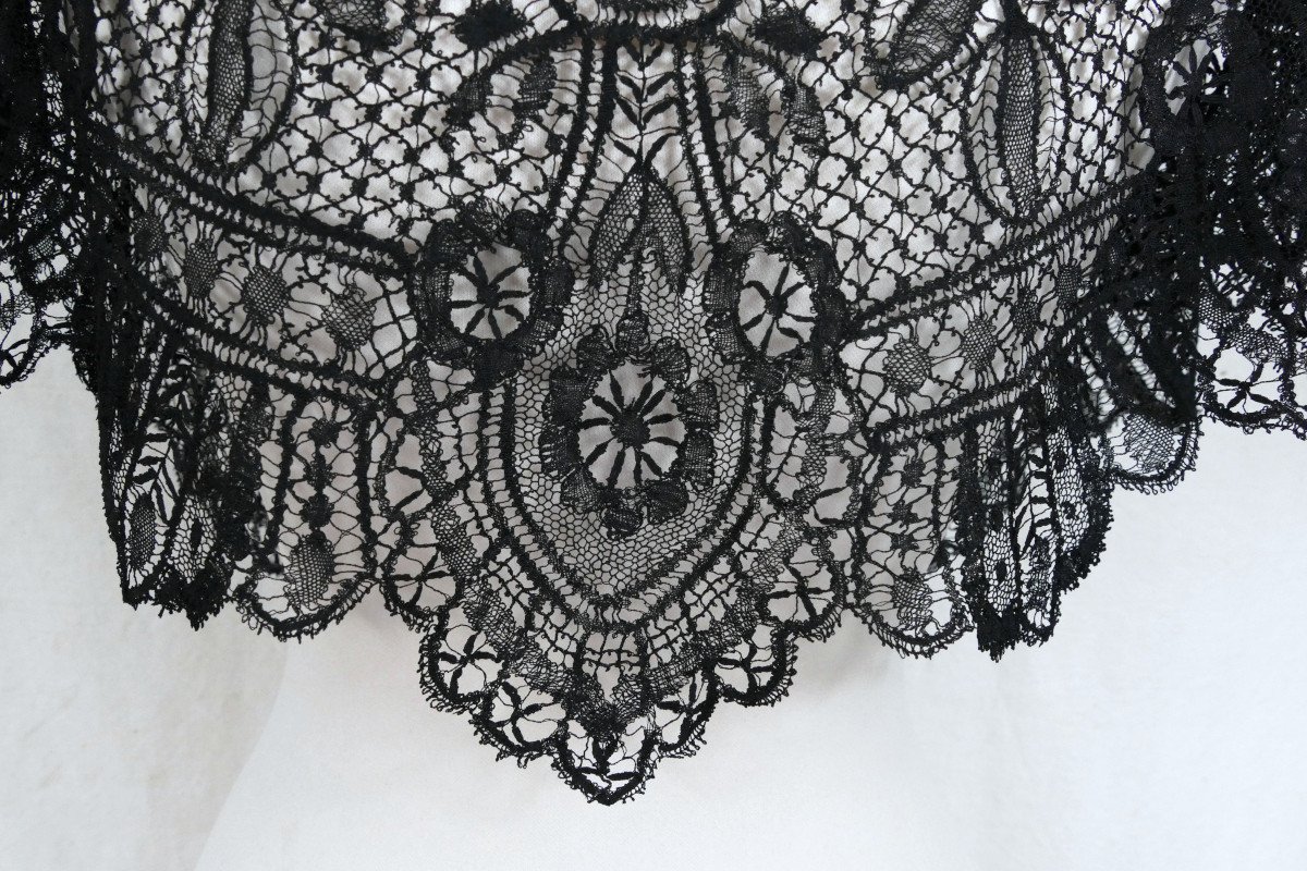 Hand Embroidered Black Lace Shawl Stole, Late 19th Century.-photo-1