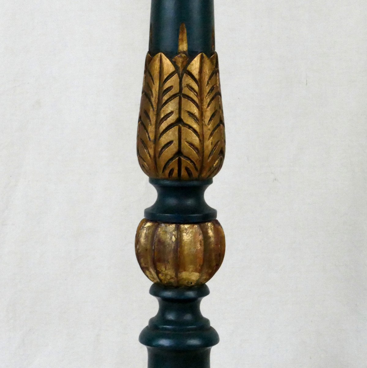 Grande Torchère En Bois Et Stuc Vert Et Or Dans Le Goût Du XVIIIe, Début XXe Siècle.-photo-1