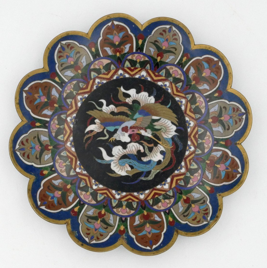 Japon, époque Meiji, Plat Polylobé En émaux Cloisonnés, Décor De Phénix, XIXe Siècle.