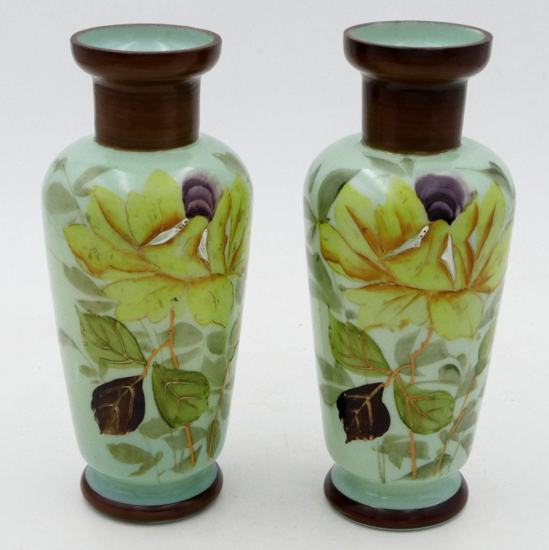 Paire De Vases Art Nouveau Peints, Roses Jaunes, Or Et Ouraline, Fin XIXe Siècle.