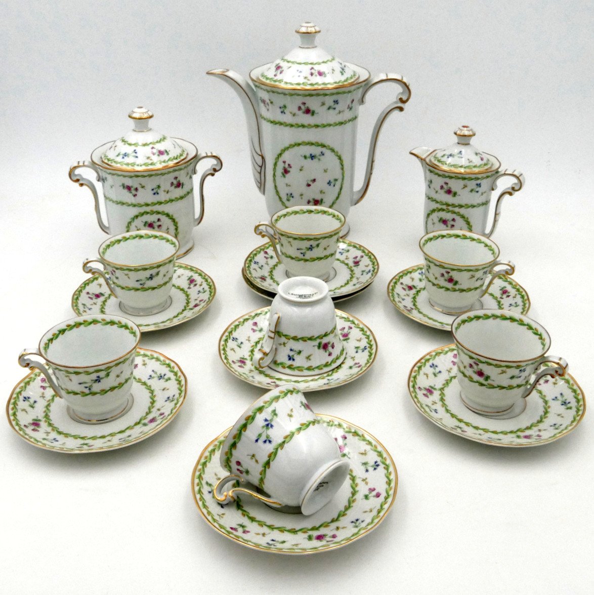 Bernardaud Limoges, Modèle Artois, Service à Café, XXe Siècle, Style Louis XVI. 