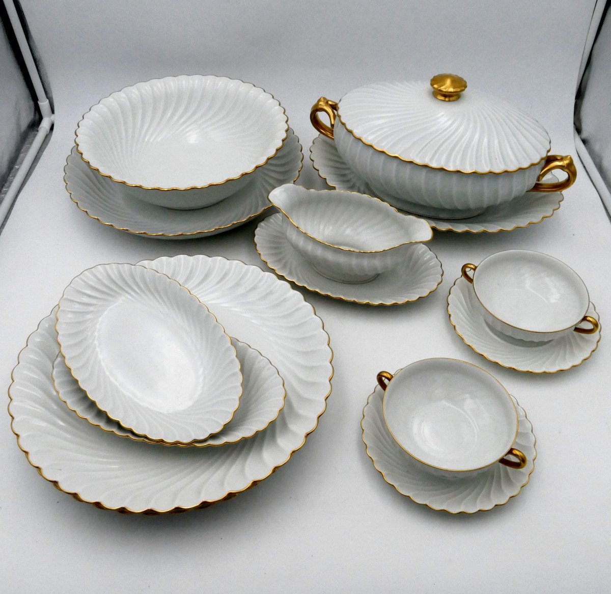 Haviland, Limoges, 138 Pieces, Large Twisted Dinner Service, White And Gold.-photo-1