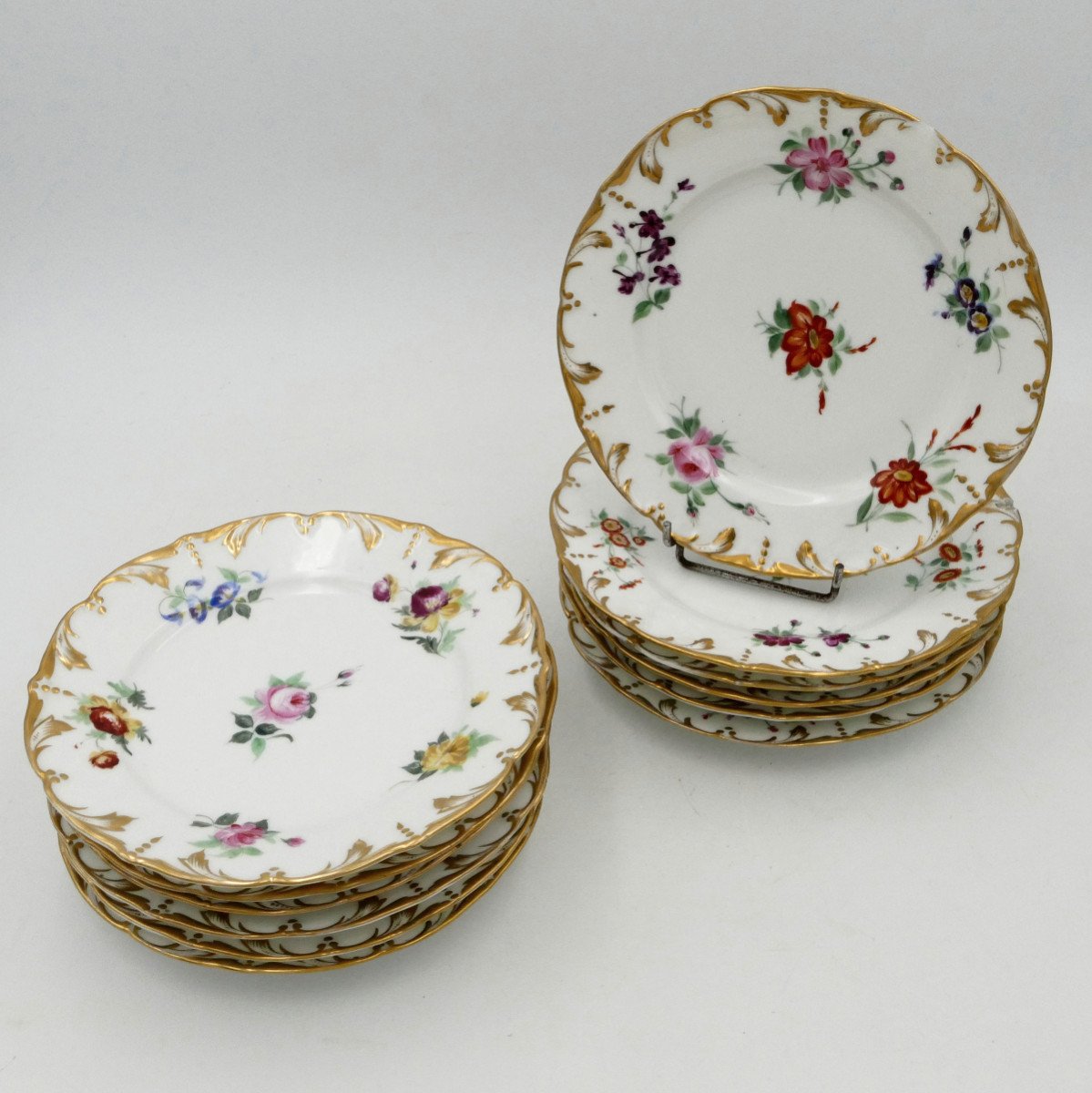 Circa 1860. 12 Paris Porcelain Plates, Gold And Flower Decor, Napoleon III.-photo-2