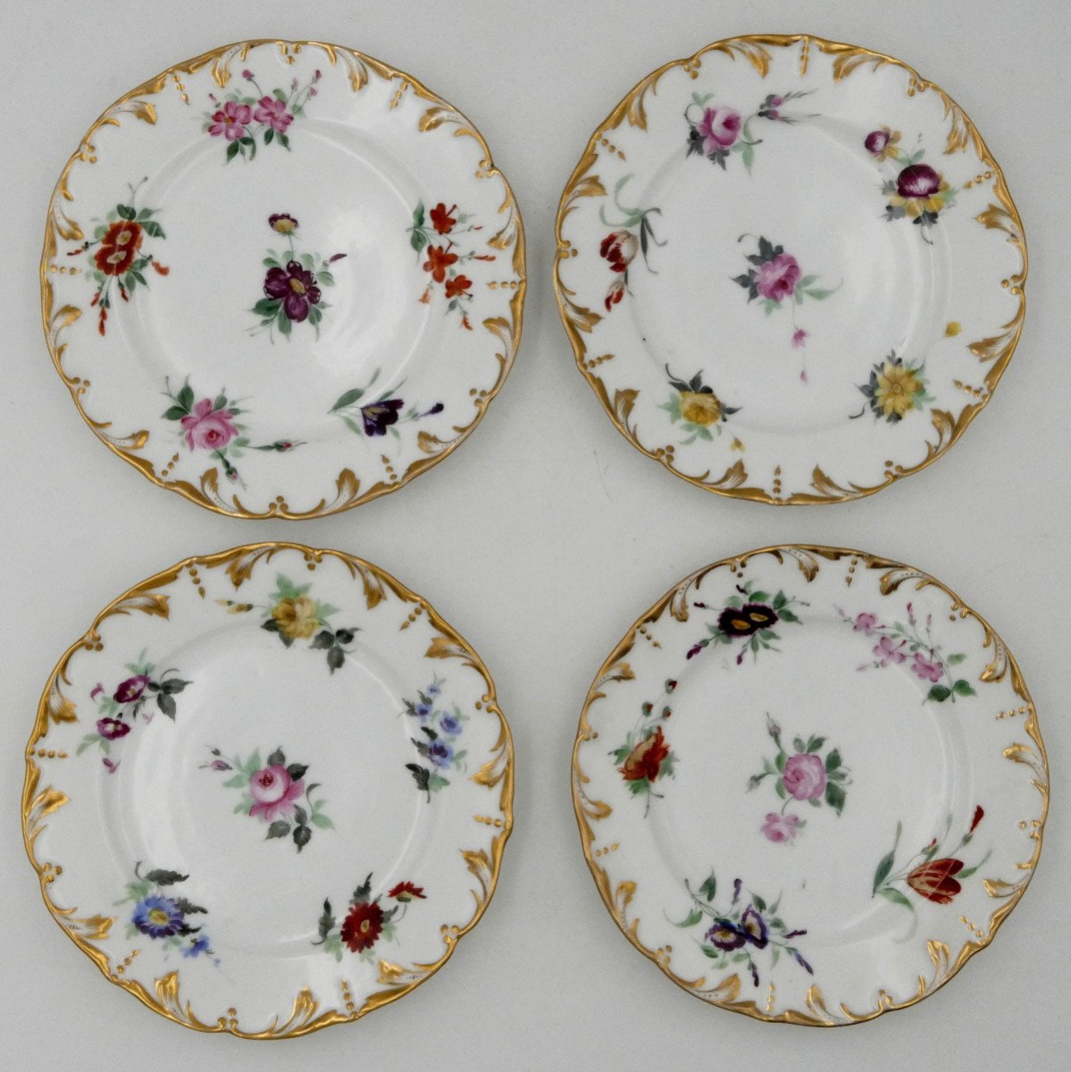 Circa 1860. 12 Paris Porcelain Plates, Gold And Flower Decor, Napoleon III.-photo-1