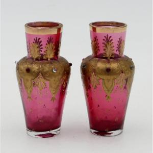 Paire De Petits Vases Orientalistes, Or Et Fuchsia, 1900.