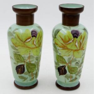 Paire De Vases Art Nouveau Peints, Roses Jaunes, Or Et Ouraline, Fin XIXe Siècle.