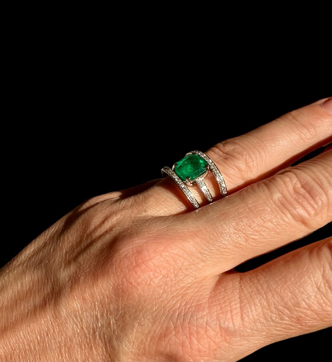 Ring In 18 Carat White Gold Set With Emerald Surrounded By Diamonds-photo-3