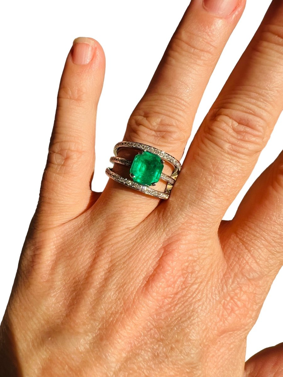 Ring In 18 Carat White Gold Set With Emerald Surrounded By Diamonds