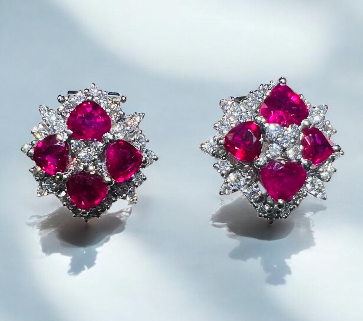 Boucles d'Oreille 8 Rubis Taille "coeur",  Diamants, Or 18 Carat