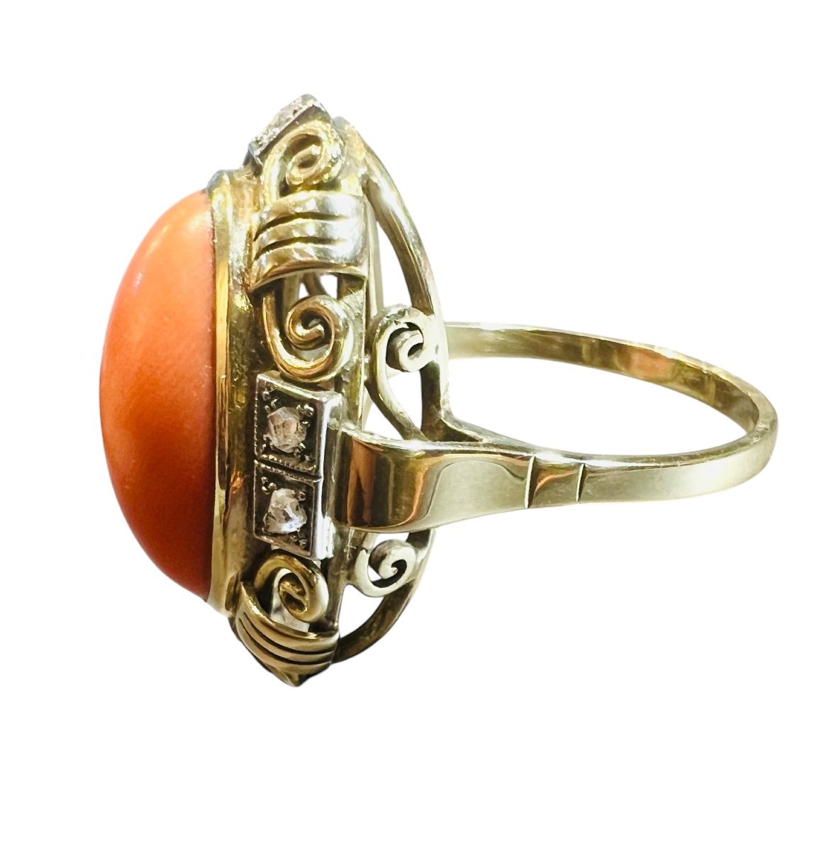 1940s Ring In 14 Carat Gold Set With Coral Cabochon And Old Cut Diamonds-photo-4