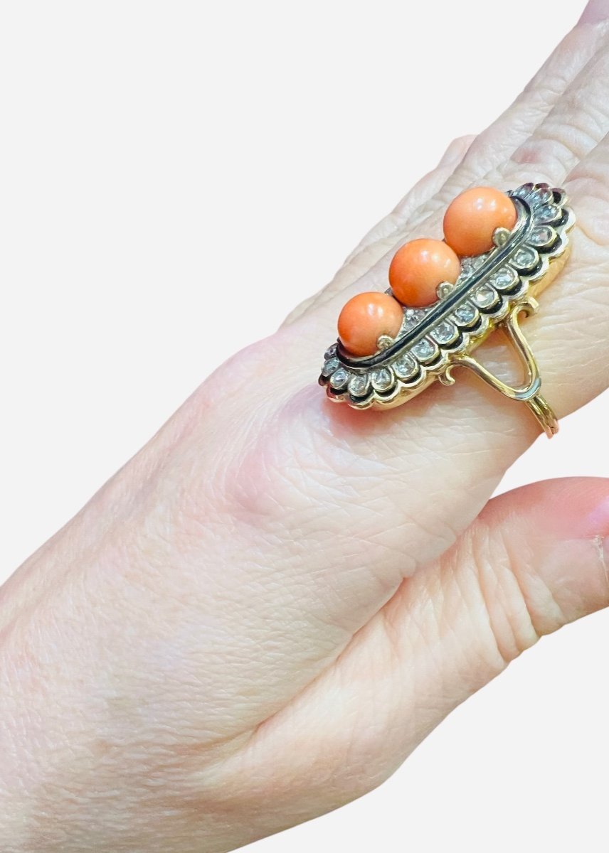 Bague Or 18 Carat Sertie3 Perles  Corail Et Diamants Taille Ancienne Rehaussée d'Email Noir-photo-5