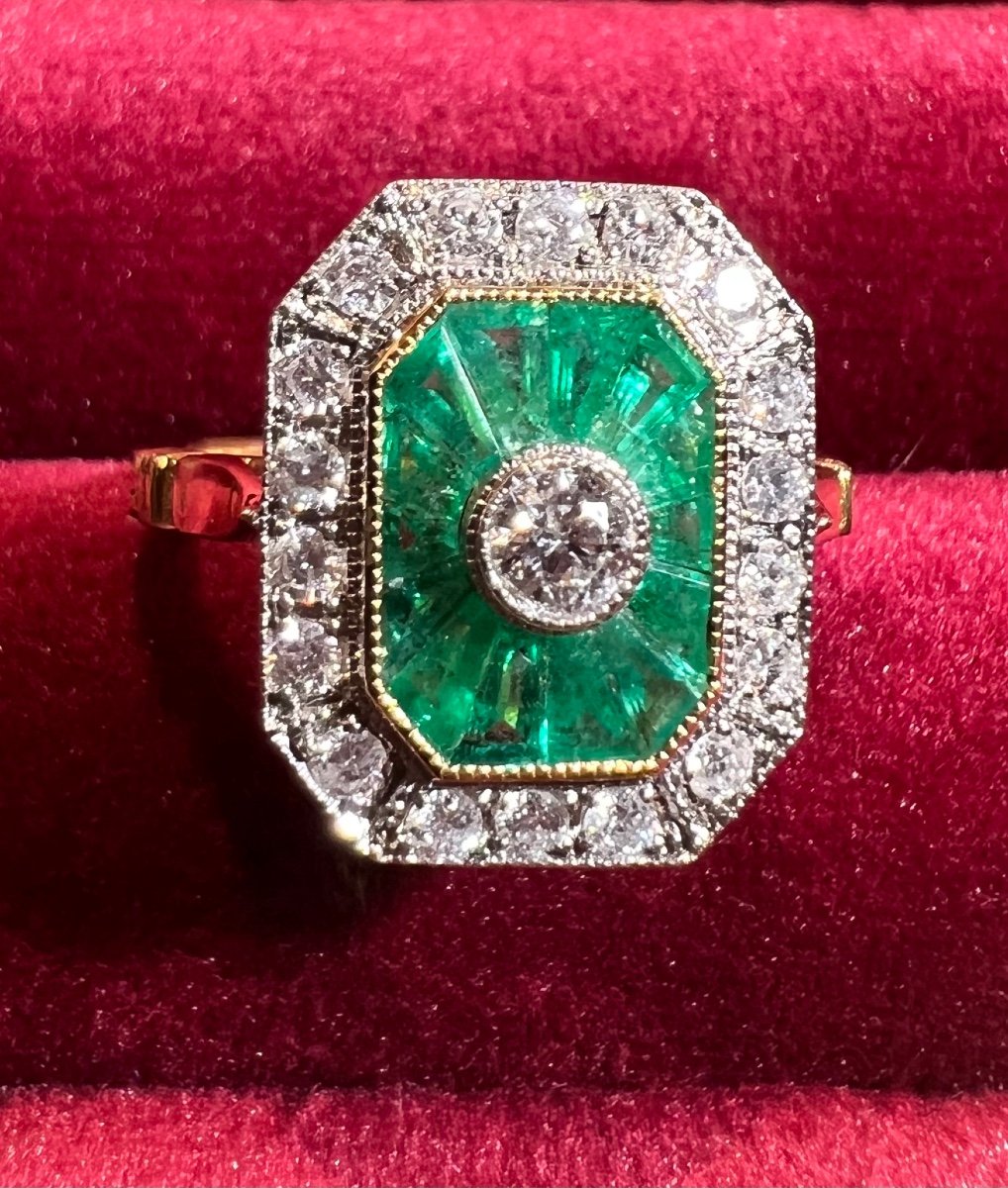 18 Carat Gold Ring Set With Calibrated Emeralds And Diamond Paving -photo-2