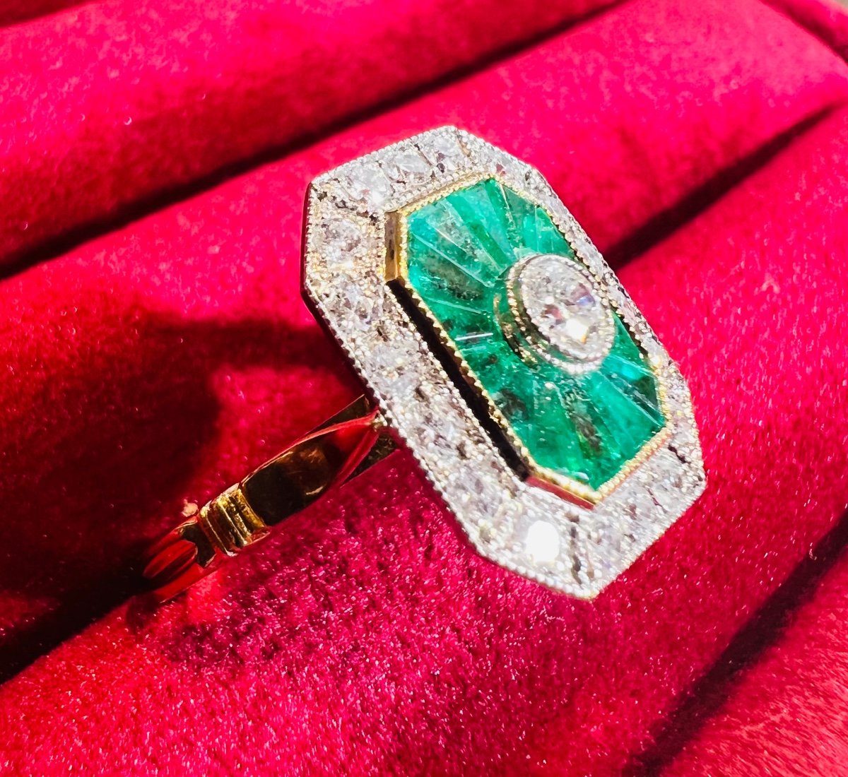 18 Carat Gold Ring Set With Calibrated Emeralds And Diamond Paving -photo-3