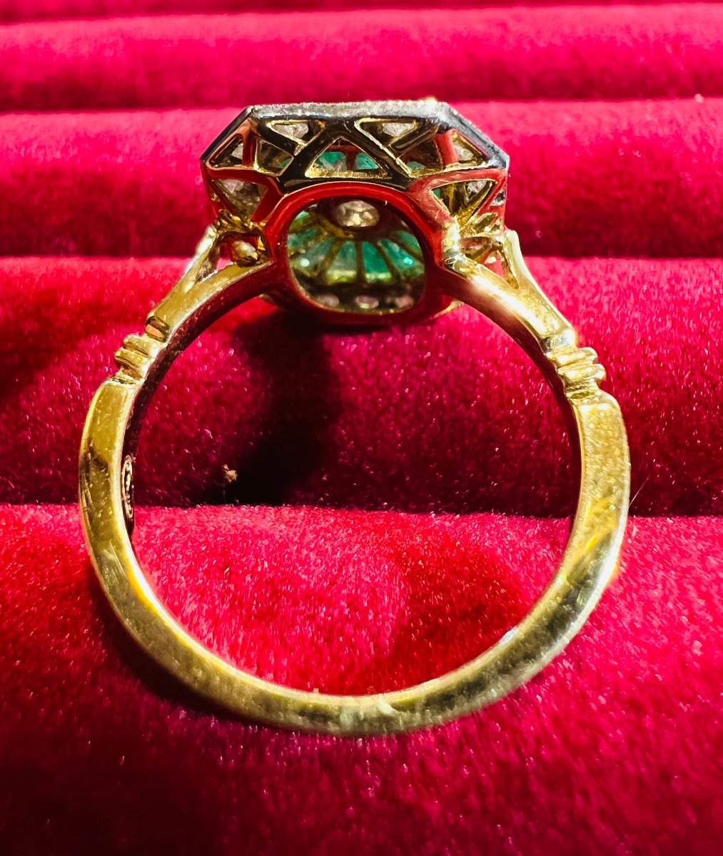 18 Carat Gold Ring Set With Calibrated Emeralds And Diamond Paving -photo-4