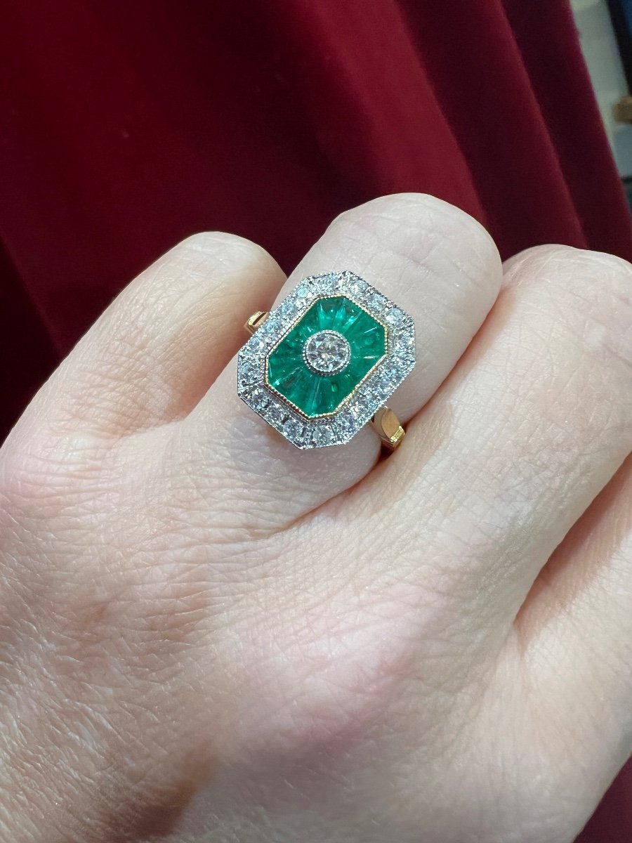 18 Carat Gold Ring Set With Calibrated Emeralds And Diamond Paving -photo-2