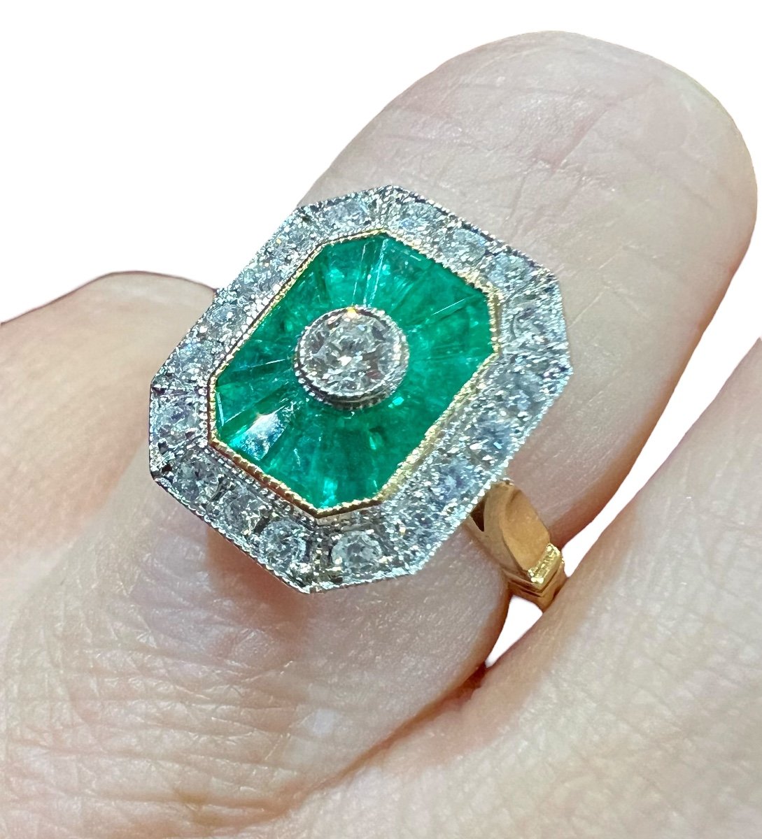 18 Carat Gold Ring Set With Calibrated Emeralds And Diamond Paving -photo-3