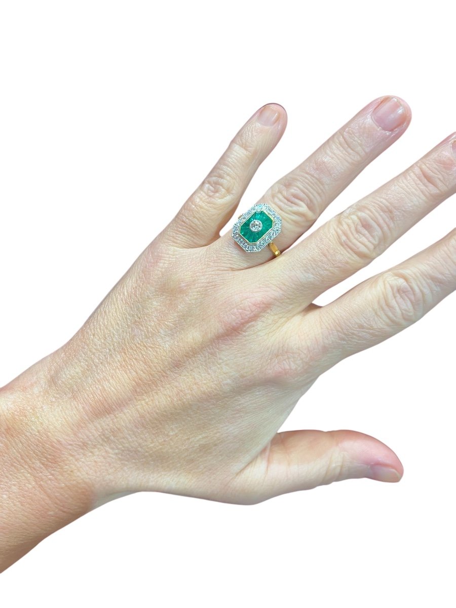 18 Carat Gold Ring Set With Calibrated Emeralds And Diamond Paving -photo-4