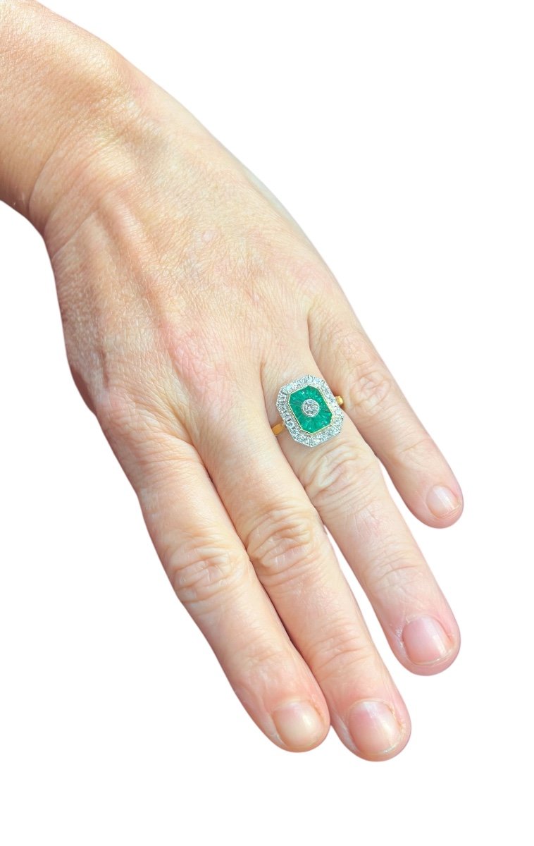 18 Carat Gold Ring Set With Calibrated Emeralds And Diamond Paving -photo-5