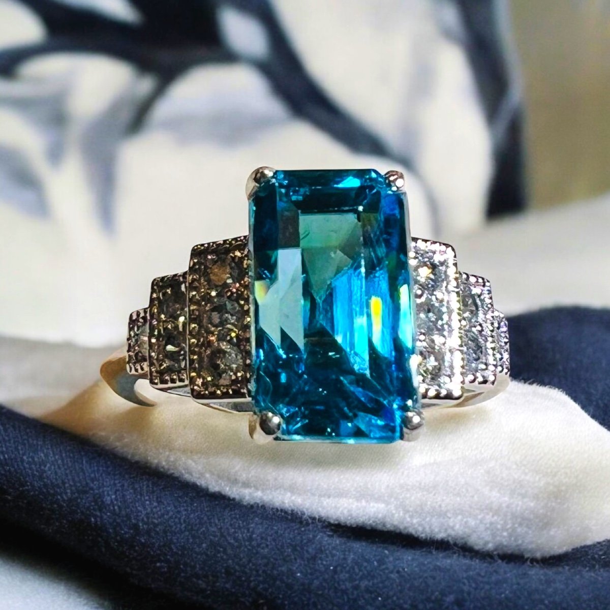 Bague Zyrcon Bleu et diamants, or blanc 18 carat