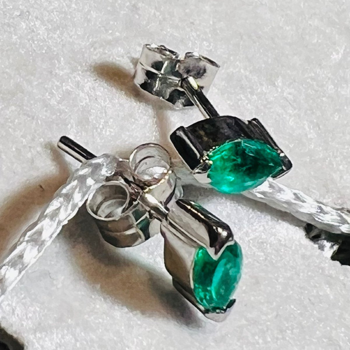 18ct White Gold Marquise Cut Emerald Earrings 0.40ct-photo-2