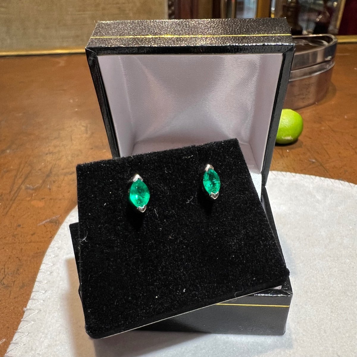 18ct White Gold Marquise Cut Emerald Earrings 0.40ct-photo-2