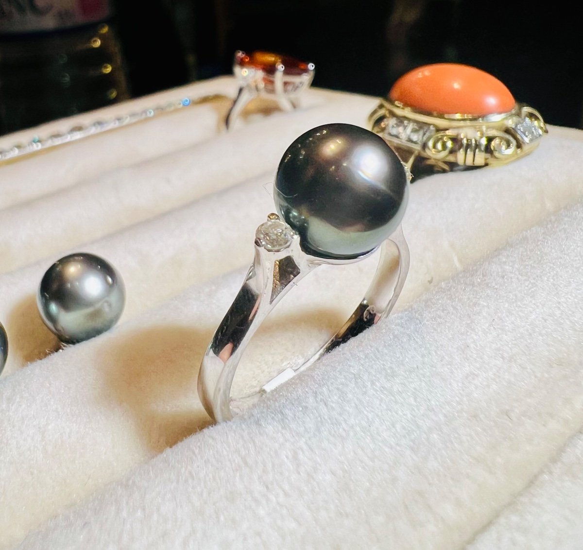 18ct Gold Ring Set With A Pearl Of Gray Culture Surrounded By 2 Diamonds-photo-2