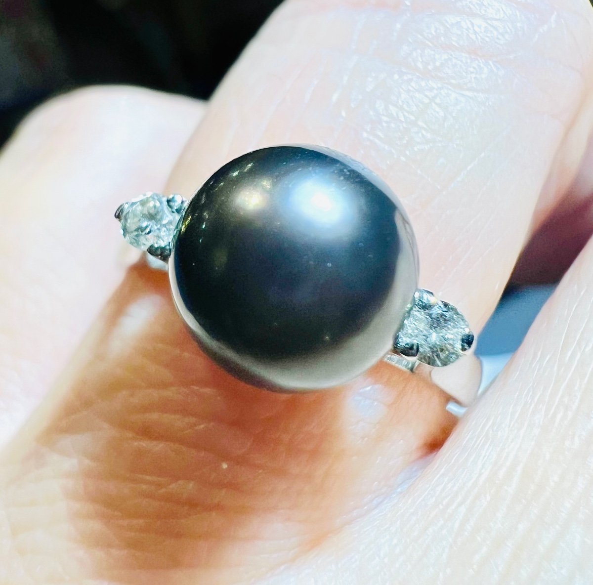 18ct Gold Ring Set With A Pearl Of Gray Culture Surrounded By 2 Diamonds