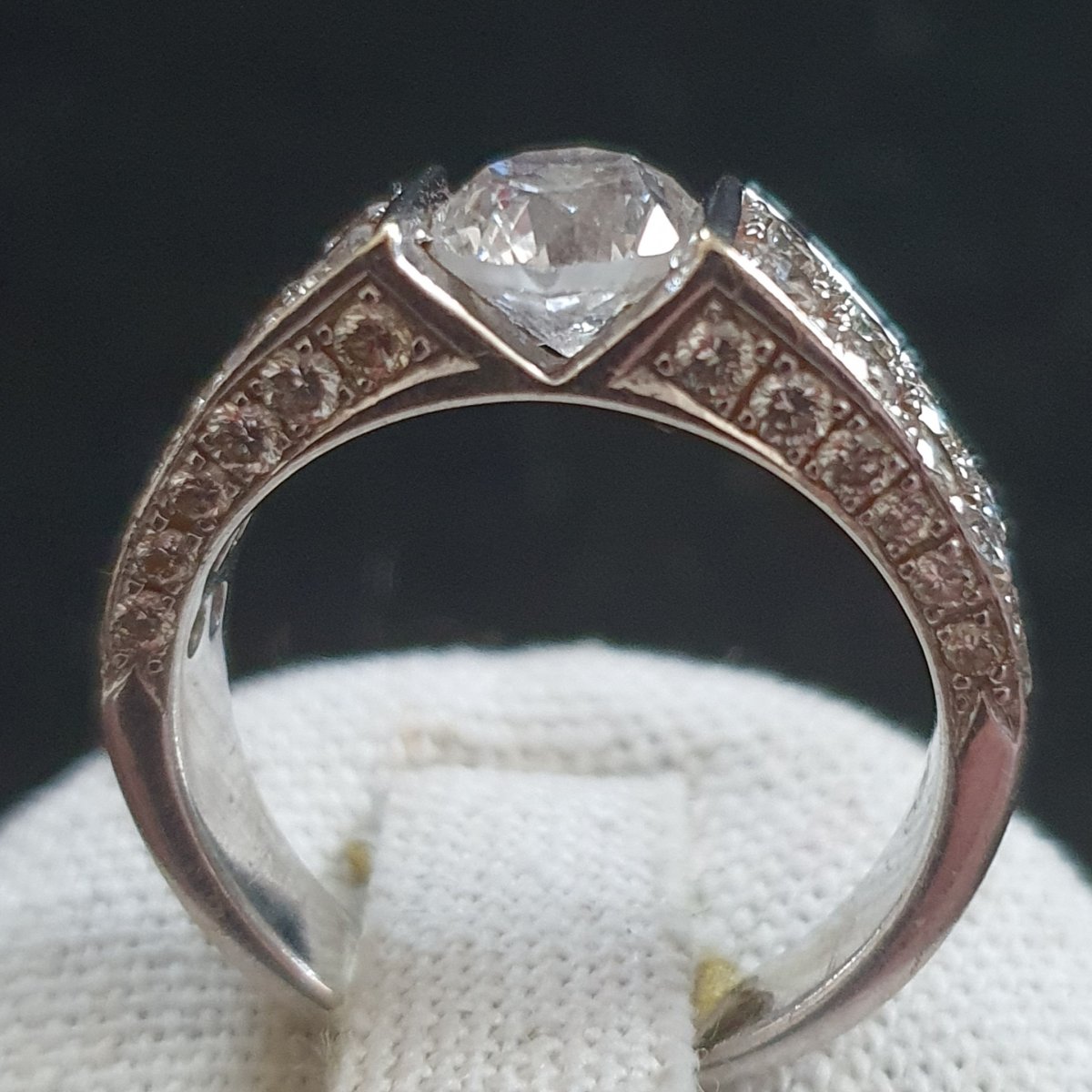 18ct Gold Ring Set With A 1ct Diamond Surrounded By A Paving Of Diamonds For 1.50ct-photo-4