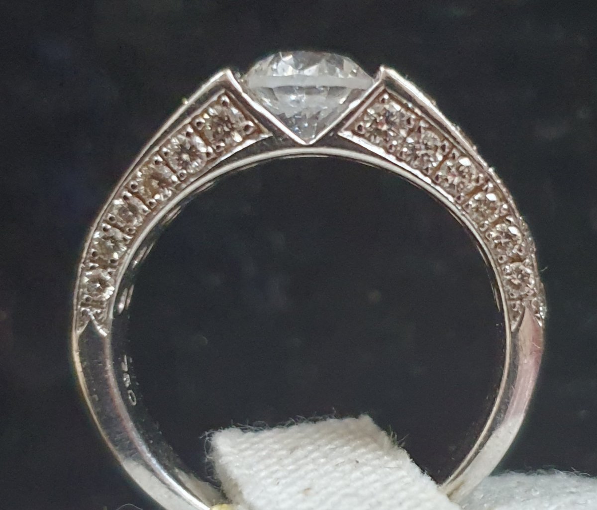 18ct Gold Ring Set With A 1ct Diamond Surrounded By A Paving Of Diamonds For 1.50ct-photo-2