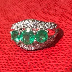 18ct White Gold Ring Set With 3 Emeralds And Brilliant Pavings