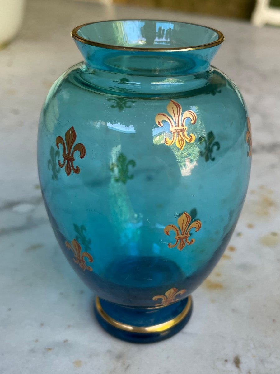 VASE EN VERRE BLEU ÉMAILLÉ SEMIS DE FLEURS DE LYS ART NOUVEAU 