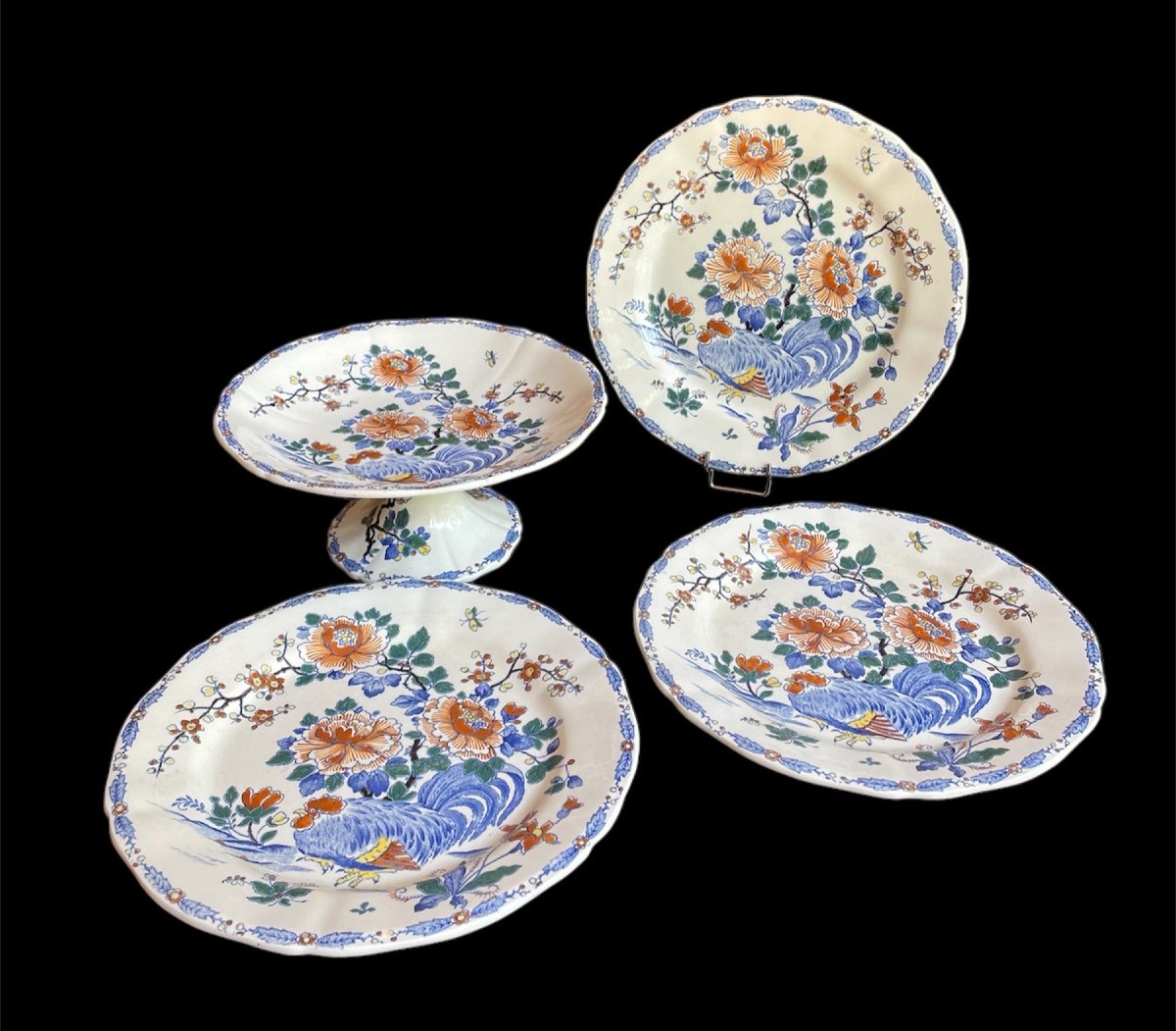 ASSIETTES ET COMPOTIER EN FAÏENCE DE GIEN  MODELE DELFT  COQ ET PIVOINES FAÏENCE  XXe