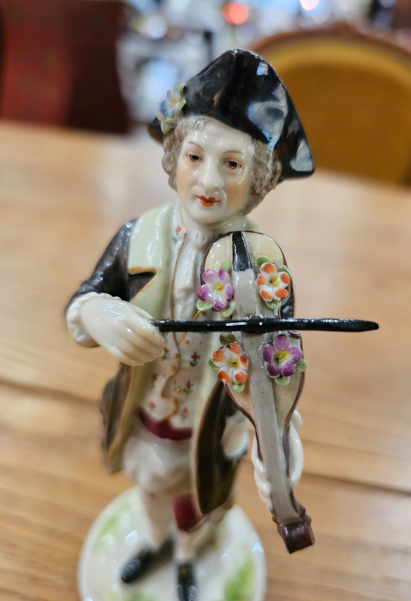 Figurine En Porcelaine Représentant Un Violoniste Dans Le Goût De Meissen. -photo-5