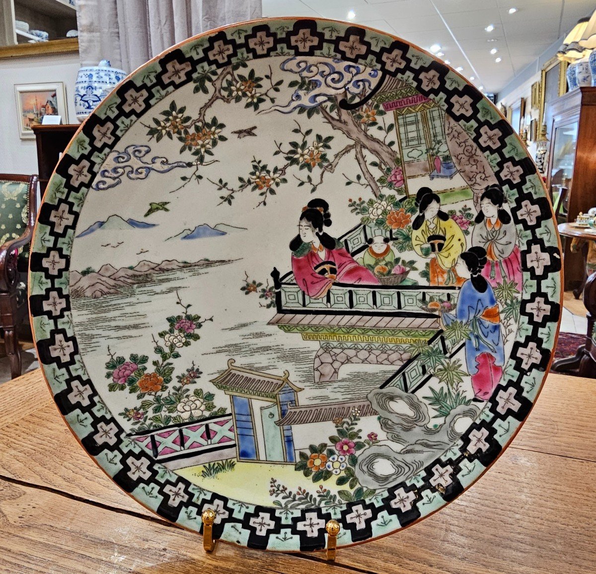 Chine. Plat en porcelaine.