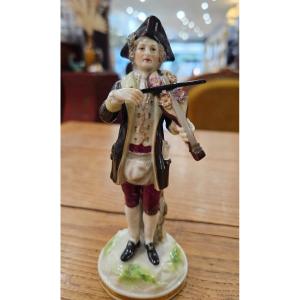 Figurine En Porcelaine Représentant Un Violoniste Dans Le Goût De Meissen. 