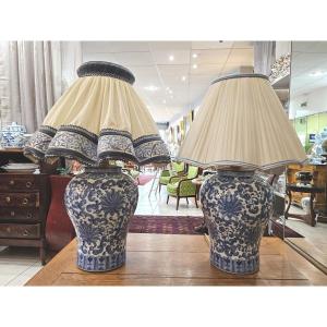 Chine. Paire de pots en porcelaine transformés en lampes.