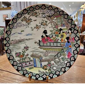 Chine. Plat en porcelaine.