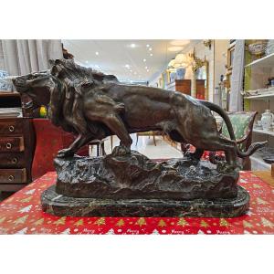 J.B. Descomps. Sculpture en bronze "Le lion au rocher"