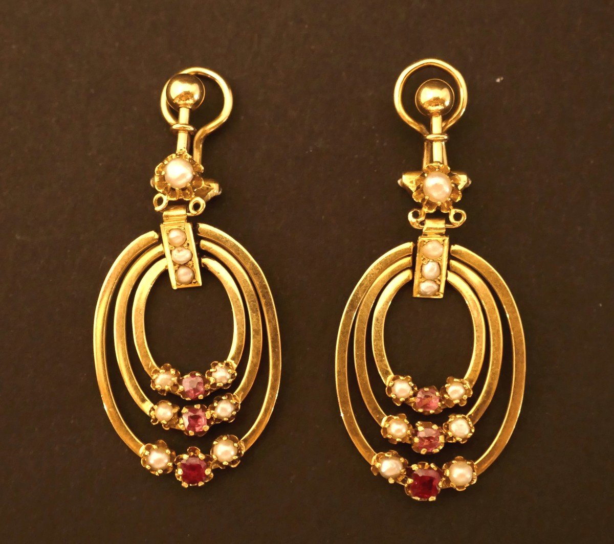 Pendants d'Oreilles Rubis Et Perles Fines, Or 18 Carats.