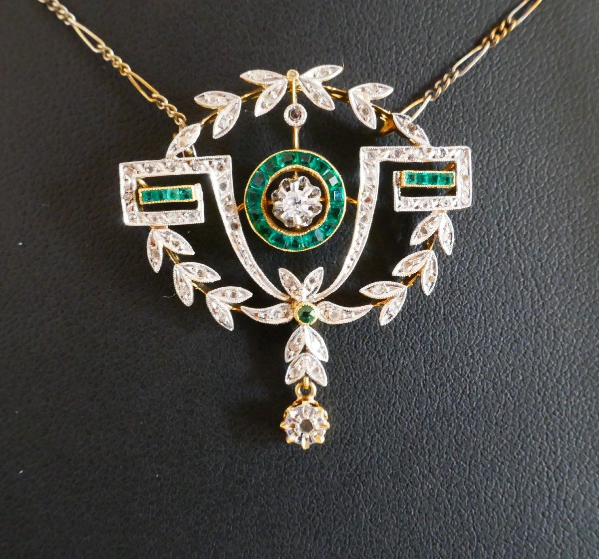 Proantic: Necklace Pendant Art Deco Calibrated Emeralds And Diamonds.