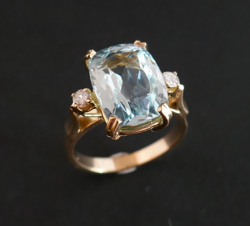 Ring Adorned With An Aquamarine And Diamonds.-photo-3