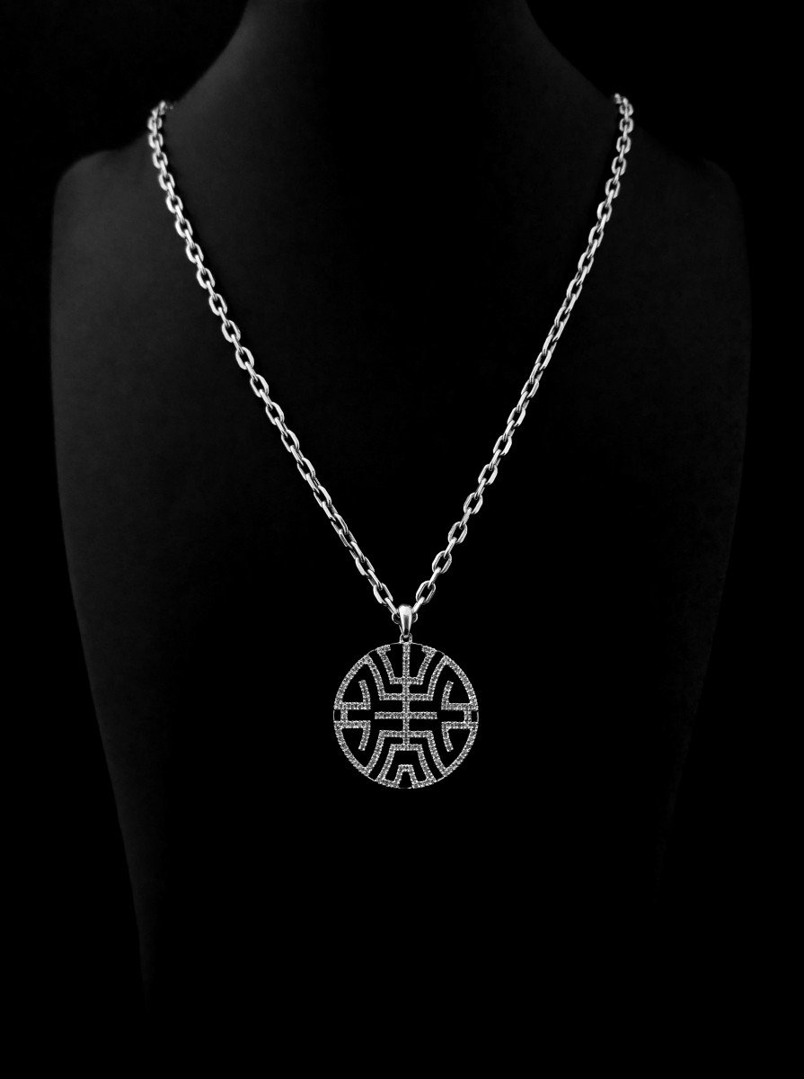 Circular Onyx And Diamond Pendant, 18k White Gold Chain.-photo-4