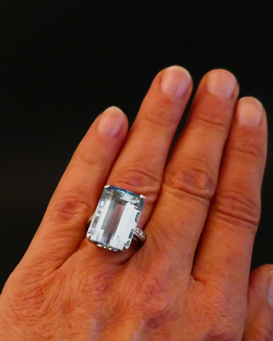 Bague Sertie d'Une Importante Aigue Marine épaulée De Diamants.-photo-4