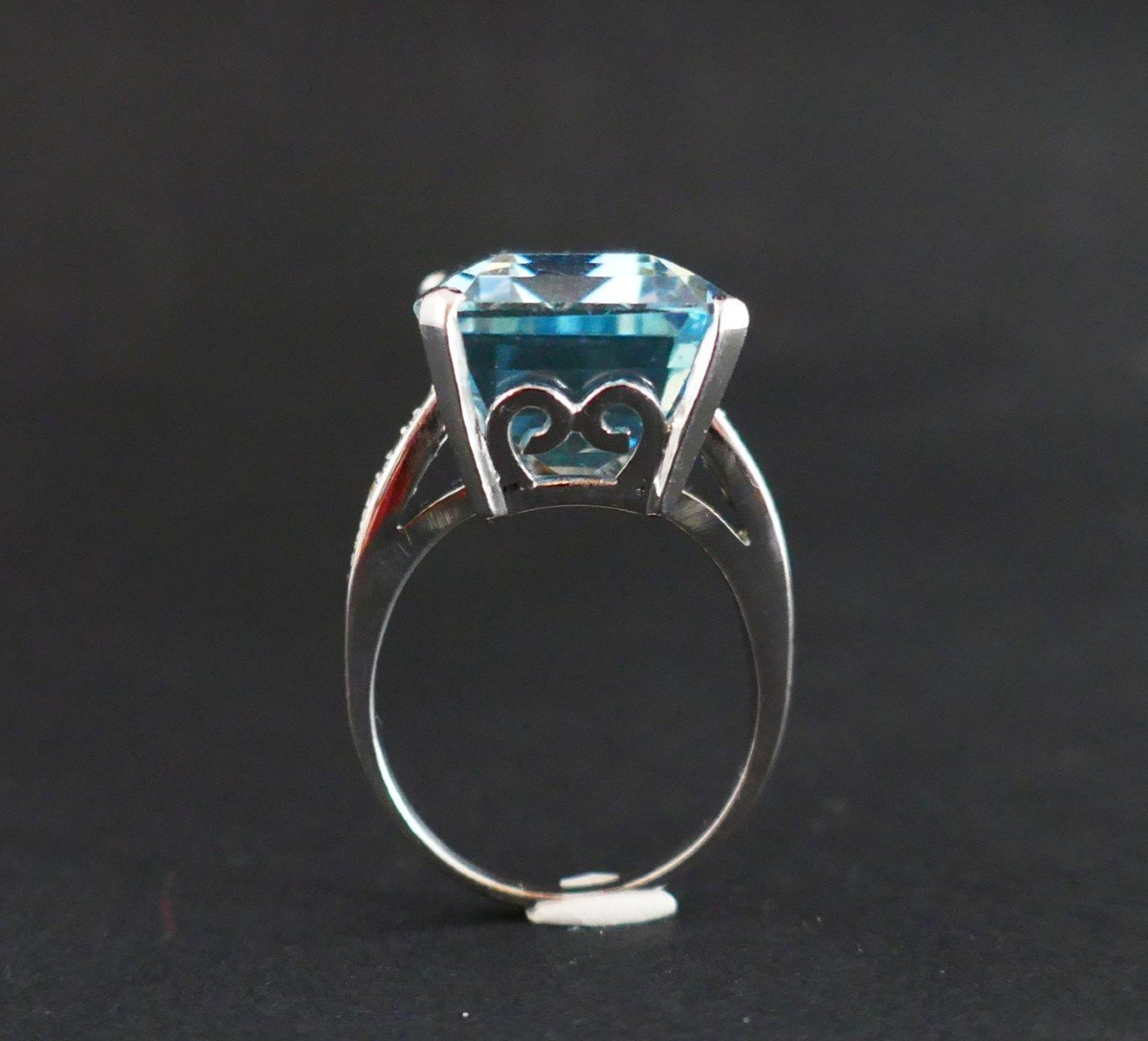 Bague Sertie d'Une Importante Aigue Marine épaulée De Diamants.-photo-1