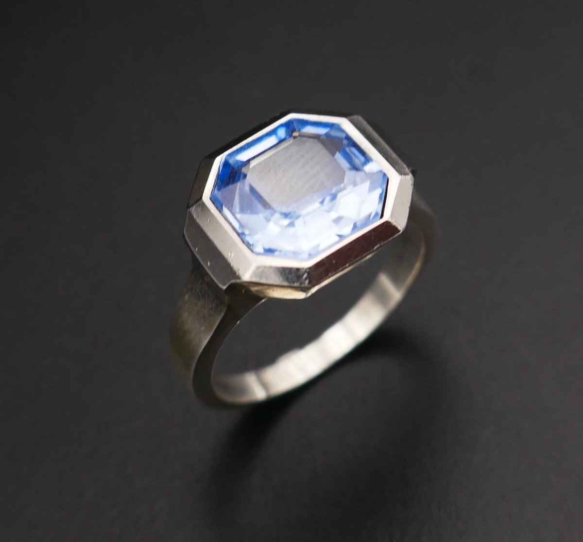 Bague Art Déco En Argent Sertie d'Un Spinelle Bleu De Synthèse