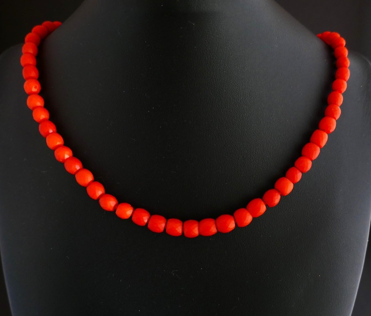 Faceted Ancient Coral Bead Necklace, 18-carat Gold Clasp.-photo-3