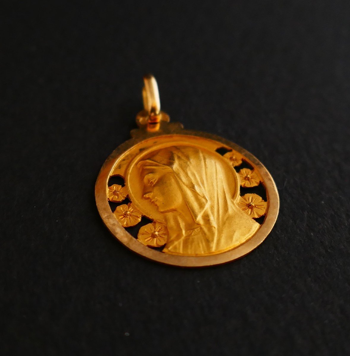 Art Deco Medal, New From Stock, Representing The Virgin, 18 Carat Gold.-photo-3